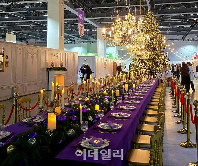 컬리푸드페스타 2025에 의자와 테이블, 대형 트리가 비치됐다. (사진=김지우 기자)