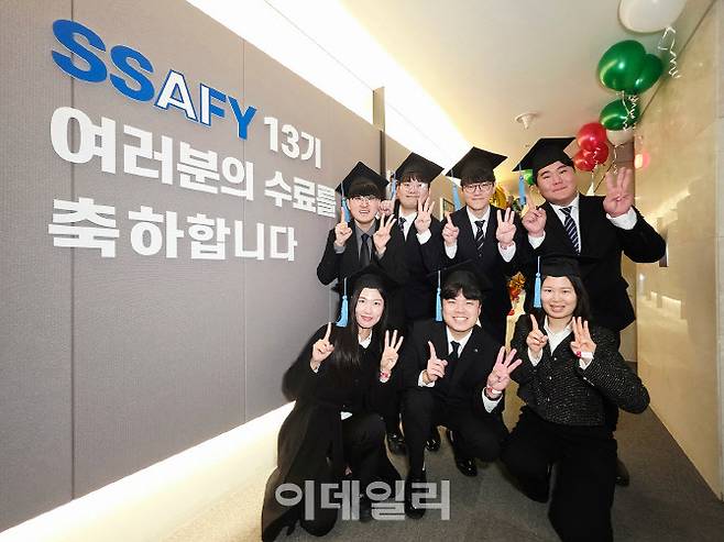12월 18일 서울 강남구‘삼성청년SW·AI아카데미(SSAFY)’ 서울캠퍼스에서 열린 SSAFY 13기 수료식에 참석한 수료생들이 기념 촬영을 하고 있다. (사진=삼성전자)