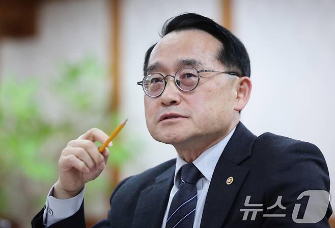 허철훈 중앙선거관리위원회 사무총장이 16일 경기 과천시 중앙선거관리위원회에서 뉴스1과 인터뷰를 하고 있다. ⓒ News1 박지혜 기자