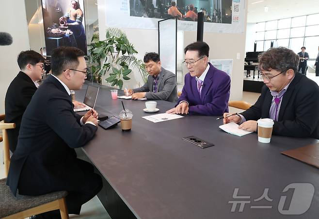 장희웅 전남 신안군 신재생에너지국장 (오른쪽) (신안군 제공. 재판매 및 DB금지)