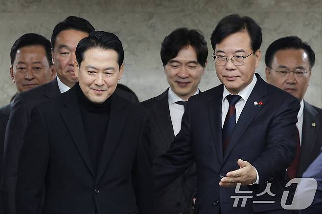 장동혁 국민의힘 대표와 송언석 원내대표가 17일 서울 여의도 국회에서 열린 정책의원총회에 참석하고 있다. 2025.12.17/뉴스1 ⓒ News1 신웅수 기자
