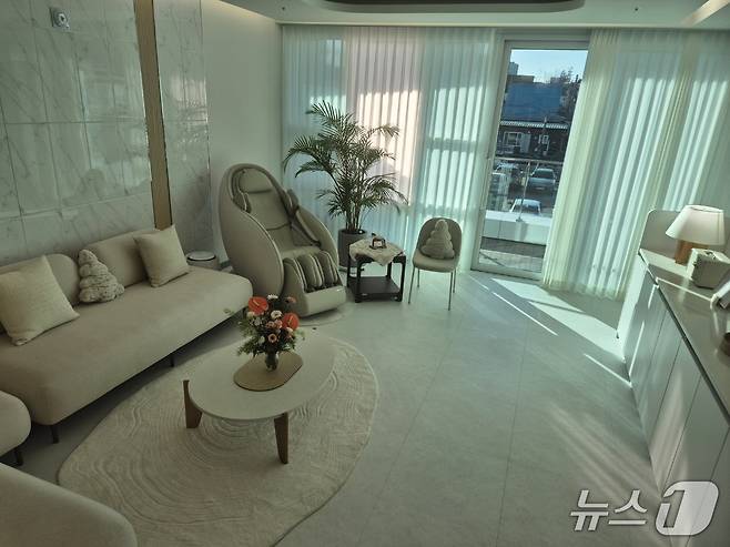 18일 개장식을 갖고 내년 1월 1일 본격 운영에 들어가는 강원 영동 북부권 최초 공공산후조리 시설인 속초공공산후조리원 산모 휴게실.2025.12.18/뉴스1 윤왕근 기자