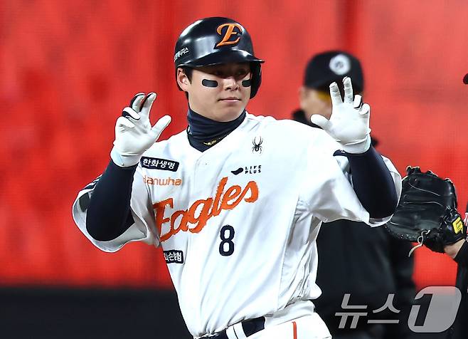 31일 대전 한화생명볼파크에서 열린 프로야구 2025 신한 SOL뱅크 KBO 포스트시즌 한국시리즈 5차전 LG 트윈스와 한화 이글스의 경기, 2회말 선두타자 한화 노시환이 안타를 치고 기뻐하고 있다. 2025.10.31/뉴스1 ⓒ News1 김도우 기자