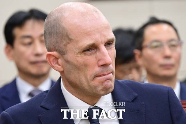 해롤드 로저스 쿠팡 대표이사가 17일 오후 서울 여의도 국회 과학기술정보방송통신위원회에서 열린 쿠팡 침해사고 관련 청문회에 출석해 굳은 표정을 짓고 있다. /남윤호 기자