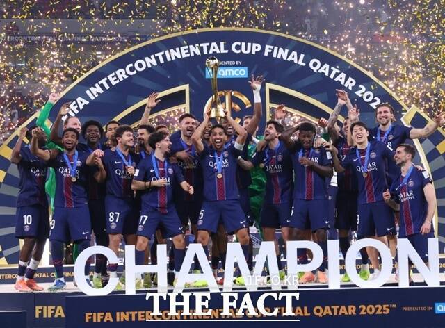 2025년에만 여섯 번째 우승 트로피를 거머쥐며 환호하는 PSG 선수들. 이강인(앞줄 오른쪽 두 번째)도 운동화를 신고 우승 세리머니에 참여하며 기쁨을 함께하고 있다./PSG