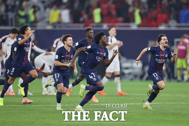 우승이 확정된 순간 기뻐하는 PSG 선수들./알 라이얀(카타르)=AP.뉴시스