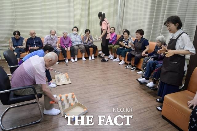 18일 박성배 국민건강보험공단 일산병원 일차의료개발센터 교수는 초고령사회 진입과 함께 다질환·기능저하·장기관리 수요가 늘고 있지만, 일차의료는 예방·조정·연속관리의 역할을 수행할 수 없는 구조라고 봤다. 박 교수는 ‘등록기반 주치의·다학제 팀 중심 일차의료’ 체계를 제안했다. 특정 의료기관을 지정하는 방식이 아닌 환자 의료 이용이 하나의 책임 체계 안에서 이뤄지는 구조다. 사진은 2024년 5월 28일 오전 경기 화성시 동부케어 주간보호센터에서 노인들 /더팩트