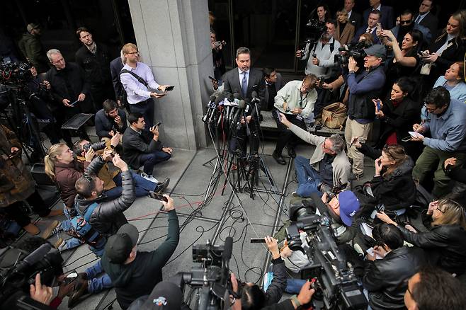 17일 닉 라이너 변호인 앨런 잭슨이 취재진에 둘러싸여 있다. /로이터 연합뉴스