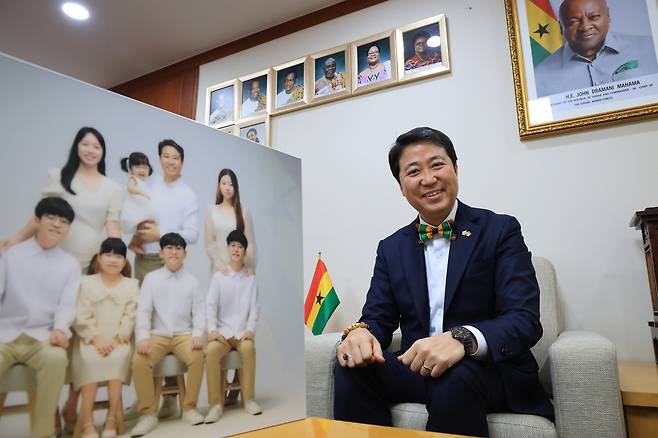 16일 오후 서울 용산구 주한 가나대사관에서 선교사 자녀로 태어나 한국인 최초로 가나대사가 된 최고조 대사가 포즈를 취하고 있다. 왼쪽은 최 대사의 가족사진./박성원 기자