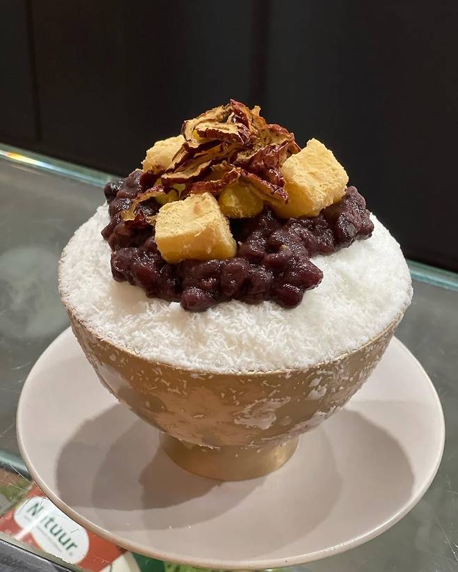 6대 떡 명장 오숙경 명장이 총괄하는 팥 디저트 맛집 담장옆에국화꽃 파미에점.인스타그램 @ccot_famille