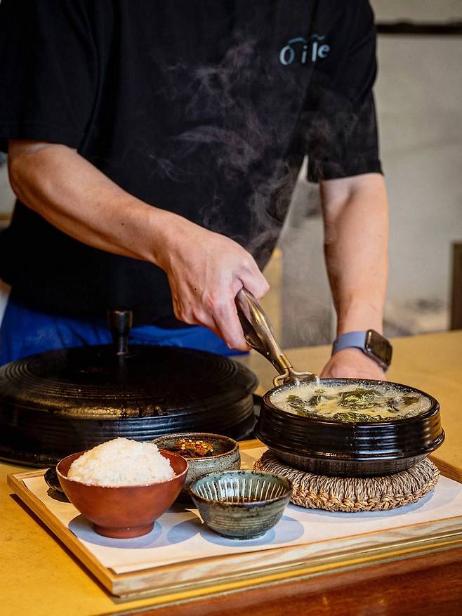 들깨 미역국 단일 메뉴로 미쉐린 빕 구르망에 선정된 용산의 오일제. 인스타그램 @oilje_official