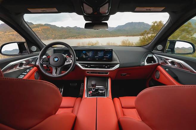 BMW의 고성능 라인업 M 시리즈보다 더 높은 성능을 갖춘 BMW XM 레이블의 외관과 실내. 최대출력 748마력을 내고, 시속 140km까지 전기모터만으로 속도를 낼 수 있다. BMW코리아 제공