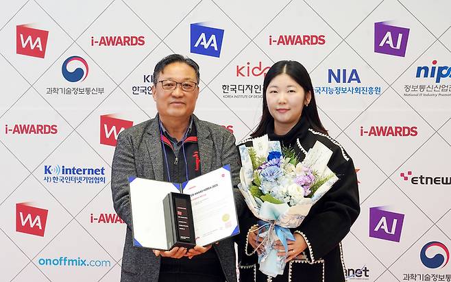 HS효성첨단소재 홍보담당 한창석 상무(왼쪽)와 브랜드팀 정한나 프로가 기념 촬영을 하고 있다. HS효성