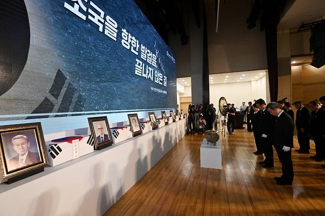 김민석 국무총리가 13일 오전 서울 동작구 현충원 현충관에서 거행된 광복 80년 만에 고국으로 돌아온 미국과 브라질, 캐나다 안장 독립유공자 6명에 대한 유해 봉환식에서 분향을 하고 있다. 2025.8.13 (ⓒ뉴스1, 무단 전재-재배포 금지)