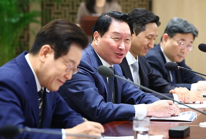 최태원 에스케이(SK)그룹 회장이 지난달 16일 서울 용산 대통령실에서 열린 이재명 대통령 주재 한-미 관세협상 후속 민관 합동회의에서 발언하고 있다. 연합뉴스