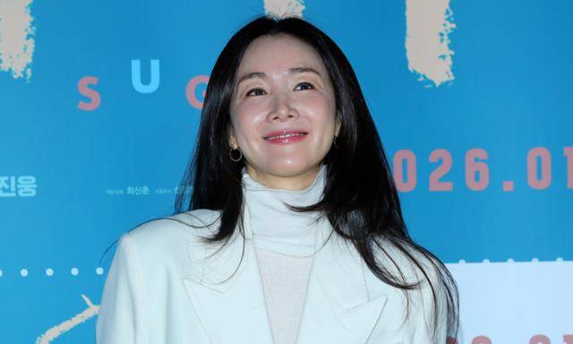 배우 최지우가 18일 오전 서울 용산구 CGV용산아이파크몰에서 열린 영화 '슈가' 제작보고회에서 포즈를 취하고 있다. 뉴시스