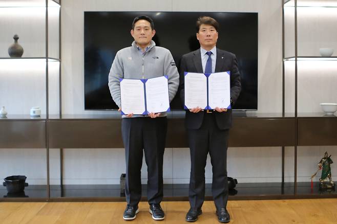 김재익(오른쪽) KG케미칼 대표와 전상익 동서화학공업 사장. KG케미칼 제공