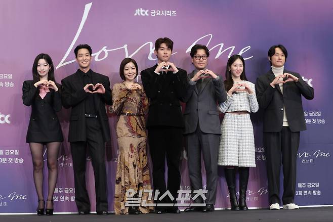 배우 다현, 장률, 윤세아, 이시우, 유재명, 서현진, 조영민 감독이 18일 오후 서울 구로구 더링크호텔에서 열린 JTBC 새 금요시리즈 '러브 미' 제작발표회에 참석해 포토타임을 갖고 있다. '러브 미'는 내 인생만 애틋했던, 조금은 이기적이라 어쩌면 더 평범한 가족이 각자의 사랑을 시작하며 성장하는 이야기를 그린 드라마. 오는 19일 저녁 8시 50분 첫 방송. 서병수 기자 qudtn@edaily.co.kr /2025.12.18/