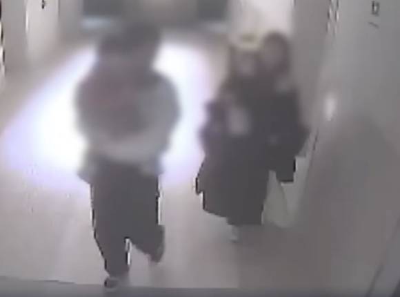 자신의 2살 아이를 데리고 고등학생 제자와 호텔을 드나든 여교사가 류중일 전 야구 국가대표팀 감독의 며느리인 것으로 드러났다. 사진은 류 전 감독 전 며느리 A씨가 고교생 제자 B군과 한 호텔 객실에 들어가는 모습. [사진=채널A 보도화면 캡처]