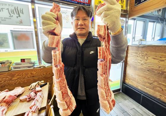 ‘독천식당’의 2대 대표 김지연씨의 남편 김건수씨. 창업자 고 서망월 여사가 가게를 며느리에 물려주는 바람에 아들은 명목상 직원으로 일한다. 김씨가 갈낙탕에 들어가는 갈비를 들어올리고 있다.