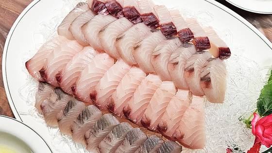 전남 해남 ‘이학식당’의 삼치회 차림이다. 붉은 살이 뱃살이고 검은 살이 등살이다. 겨울이면 남도 갯마을은 삼치를 회로 즐긴다.