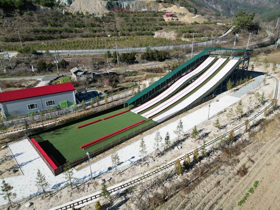 경북 봉화군 소천면 분천산타마을에 이번에 새롭게 조성된 '겨울왕국' 내 사계절 썰매장 모습. 사진 봉화군