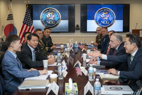 제5차 한·미 핵협의그룹(NCG) 회의가 지난 11일(현지시간) 미국 워싱턴DC에서 열렸다. 한국 대표로는 김홍철 국방부 국방정책실장이, 미국 대표로는 로버트 수퍼 전쟁부 핵억제·화생방 정책 및 프로그램 수석부차관보대행이 참석했다. 국방부 제공
