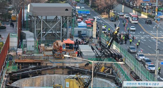 18일 서울 여의도역 신안산선 공사 현장에서 철근이 무너지는 사고가 발생했다. 연합뉴스