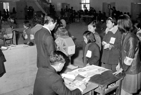 69년 중학교 시험제가 없어지고 학생들이 참여하는 추첨제로 바뀌었다. [중앙포토]