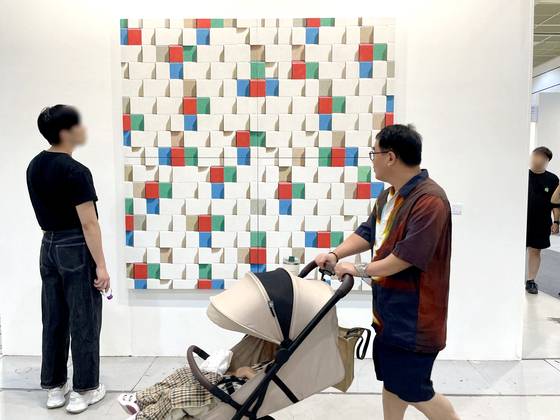 지난 9월 7일 서울 코엑스에서 열린 키아프 전시장에서 관람객들이 작품을 감상하고 있다. 한영혜 기자