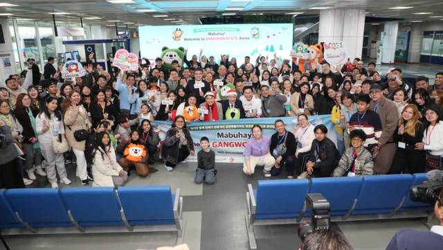 ▲ 강원도와 한국관광공사는 양양~필리핀 전세기 첫 항공편이 도착한 18일 양양국제공항에서 필리필 관광객 170여 명을 맞이하는 환영행사를 개최했다. 강원도 제공