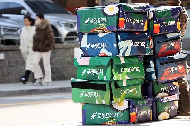 서울 중구 한 빌딩 앞에 쿠팡 배송박스들이 쌓여 있다. 사진=뉴스1
