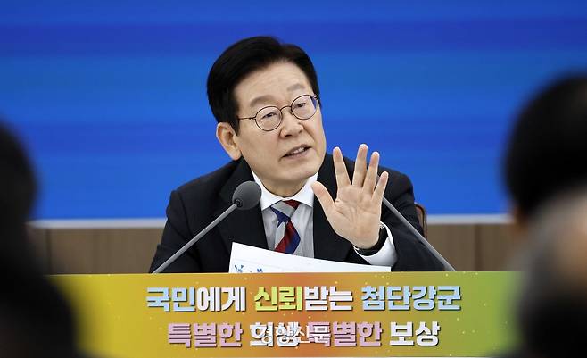 이재명 대통령이 18일 서울 용산 국방부 청사에서 열린 국방부, 국가보훈부 업무보고에서 발언하고 있다. 대통령실사진기자단