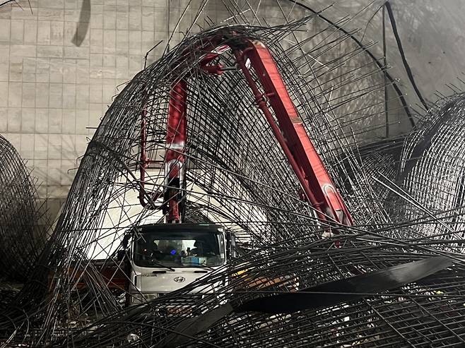 18일 붕괴 사고가 일어난 서울 여의도역 신안산선 지하 약 70m 공사현장에서 콘크리트 타설 작업 차량이 낙하한 철근들로 뒤덮여 있다. 연합뉴스