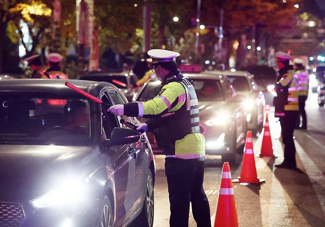 Police officers launch a crackdown on driving under the influence of alcohol near Gongdeok Station in western Seoul on Nov. 21. [YONHAP]