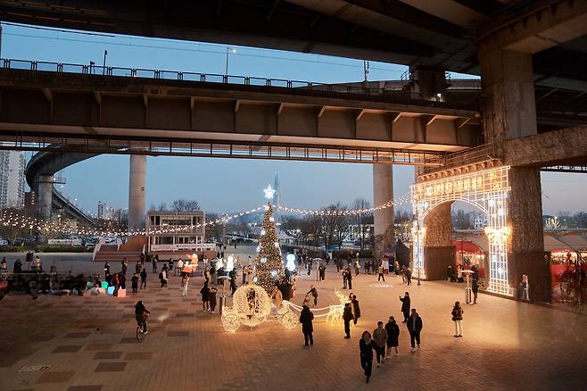 Hangang Christmas Market is set up at the Ttukseom Hangang Park [SEOUL CITY GOVERNMENT]