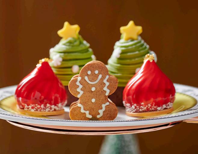 Sweets that are part of the Christmas tea set at the Grand Mercure Imperial Palace Seoul Gangnam in southern Seoul. [GRAND MERCURE IMPERIAL PALACE SEOUL GANGNAM]