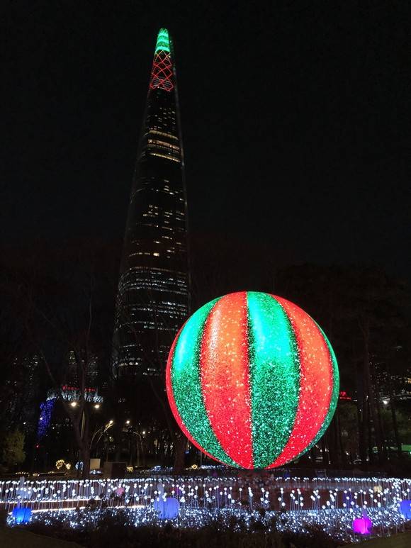 The Sphere displays a Christmas ornament projection at Seokchon Lake in Songpa District, southern Seoul.[SONGPA DISTRICT OFFICE]