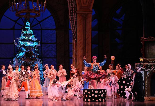 A scene from Universal Ballet's "Nutcracker" at the Sejong Center for the Performing Arts in Jongno District, central Seoul [UNIVERSAL BALLET]