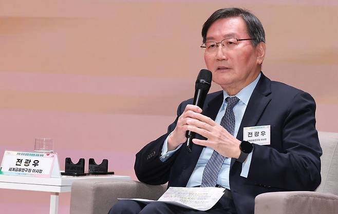 Jun Kwang-woo, chairman of the Institute for Global Economics and the former chairman of the NPS and the Financial Services Commission, speaks at a forum held in central Seoul on March 4. [NEWS1]