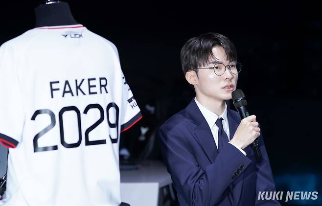 ‘페이커’ 이상혁이 18일 서울 종로구 치지직 롤파크 LCK 아레나에서 열린 기자간담회에 참석해 발언하고 있다. 유희태 기자