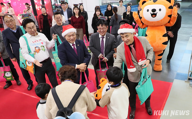 18일 양양국제공항에서 진행된 필리핀 관광객 환영행사. (사진=강원특별자치도)