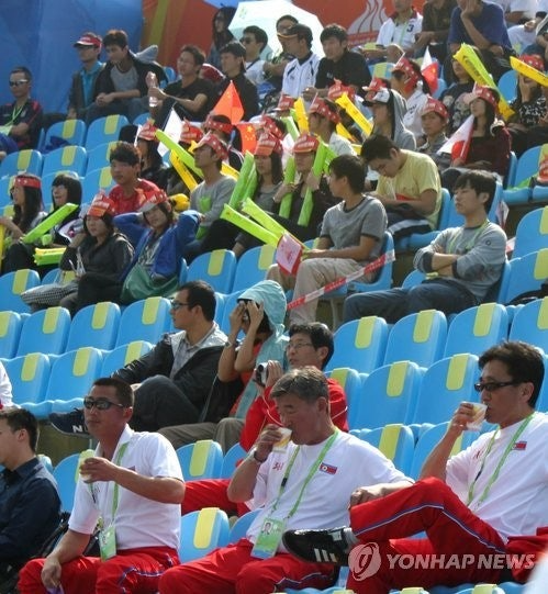 2010년 광저우 아시안게임에서 야구장에 나타난 북한 전력 분석원 [연합뉴스 자료사진]