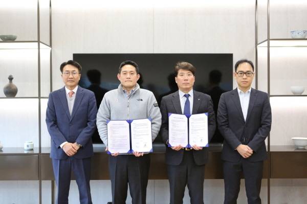 (왼쪽부터) 동서화학공업 홍영준 부사장, 전상익 사장, KG케미칼 김재익 대표, 백민재 상무 [사진 제공=KG그룹]