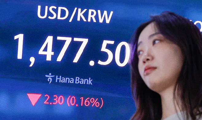 18일 오전 서울 중구 하나은행 딜링룸 전광판에 원·달러 환율 개장 후 시황이 나오고 있다. [뉴스1]