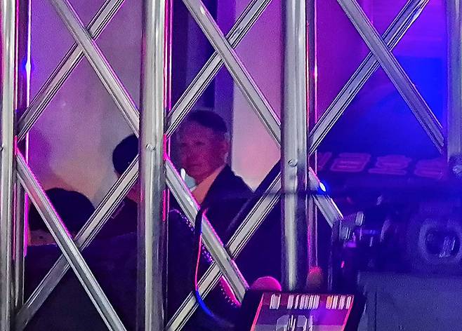 윤석열 전 대통령이 18일 서울 용산구 중앙지역군사법원에서 열린 여인형 전 방첩사령관의 내란 중요임무 종사 혐의 재판에 증인으로 출석하고 있다. [연합뉴스]