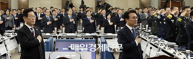 이재명 대통령이 18일 서울 용산 국방부 청사에서 열린 국방부, 국가보훈부 업무보고에서 국민의례를 하고 있다. 대통령실사진기자단 매일경제 김호영