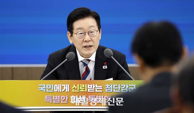 이재명 대통령이 18일 서울 용산 국방부 청사에서 열린 국방부, 국가보훈부 업무보고에서 발언하고 있다. 대통령실사진기자단 매일경제 김호영