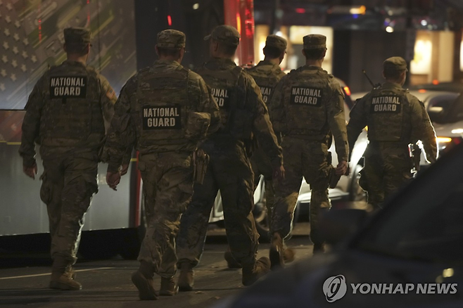 지난달 26일일(현지시간) 미국 워싱턴DC 백악관 인근에서 총격사건이 발생한 뒤 주방위군 소속 병사들이 이동하고 있다. 2025.11.26 [사진 = AP 연합뉴스]