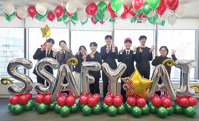 12월 18일 서울 강남구 ‘삼성청년SW·AI아카데미(SSAFY)’ 서울캠퍼스에서 열린 SSAFY 13기 수료식에 참석한 수료생들이 기념 촬영을 하고 있다. [삼성전자 사진제공]